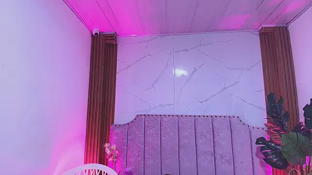 Samantta_606 - put one fingers in my ass