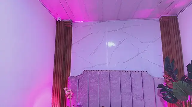 Samantta_606 - put one fingers in my ass