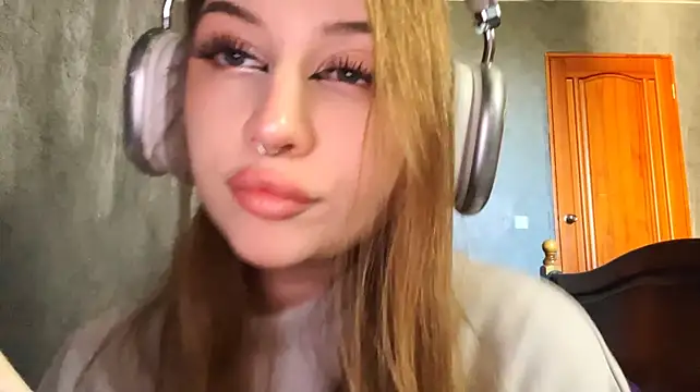 MyrtisBrighter - Show ass close to cam
