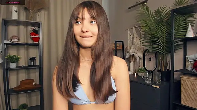 ReynaCarco - Show nipples and pinch them