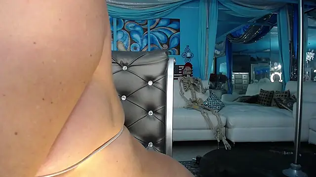 ADRIANNA_FOX - show tits