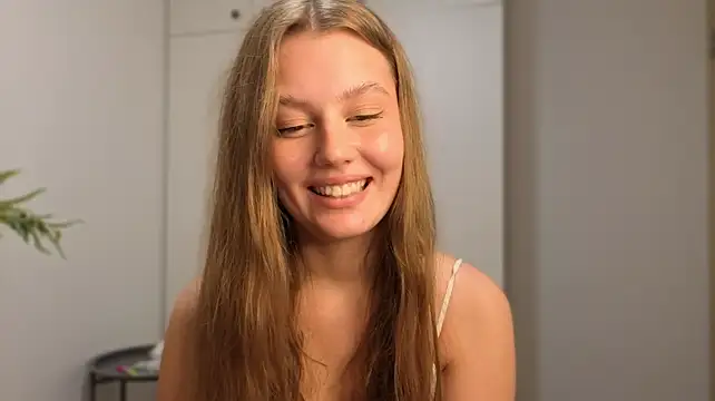 Elarisss - flash boobs