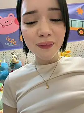 Kitty_sixseven - kiss the camera