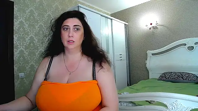 Evelyn_Shy - bare chest 200