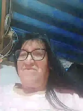 Clarita_01 - Mostrar pies y coño