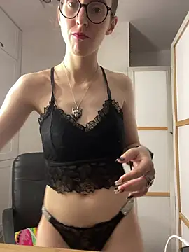 MartiniiSelenna - Spank my big booty
