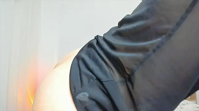 Xloe_Queen - to tease with legs spread