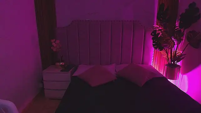 Samantta_606 - put one fingers in my ass
