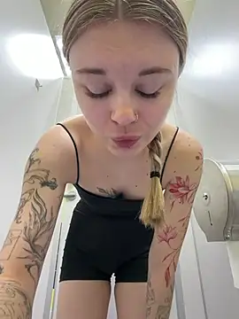 -MiaKitty - Get down shorts & massage wet clit💦