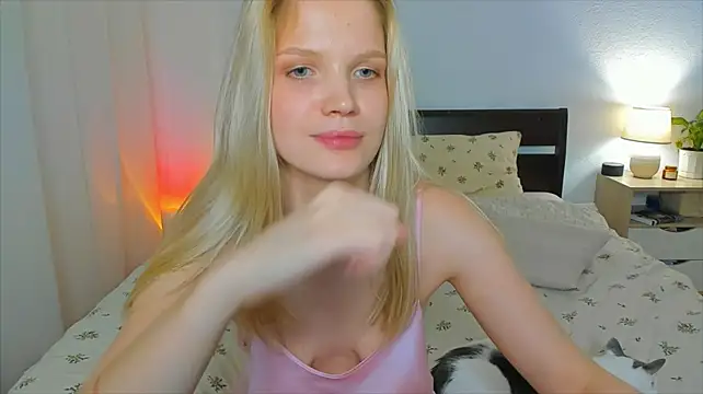 Xloe_Queen - to tease with legs spread