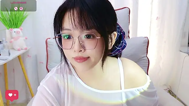 QiQi-Big - 小狗趴半脱丝袜展示小穴