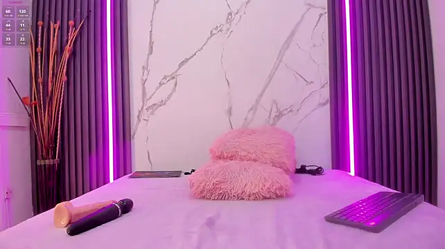 Petite_phoenix - Naked