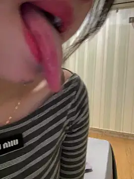 Huihui_520 - 我的下巴撞到了 哥哥们心疼宝宝