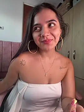 Estrella22 - shows pussy