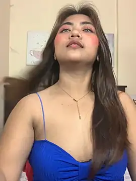 YaraSmith - flashing my pussy💦🍑