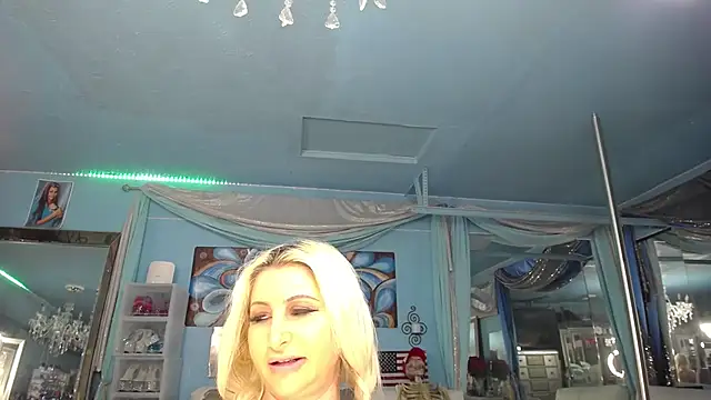 ADRIANNA_FOX - show tits
