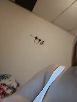 EllisW8 - Help me to cum guys =)