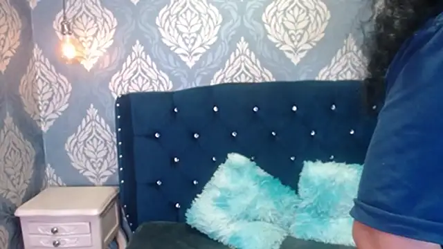 Sofiacowperx - Show ass and play with oil
