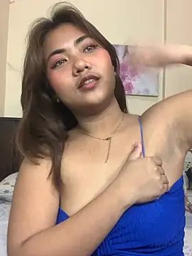 YaraSmith - flashing my boobs ang playing nipple😜💦