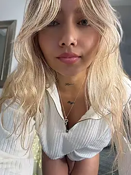 Amanda-medrano1 - Show boobs and oil
