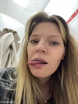 MaryHiggins - Sucking a dildo with saliva on her tits