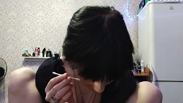 LeanZealand - Rub cream on my tits