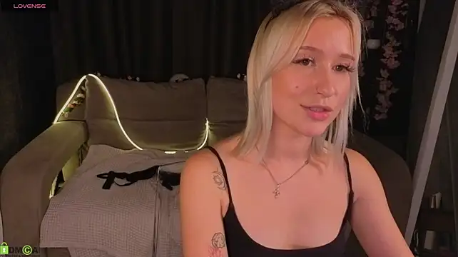 Idaa_Smith - stroke pussy with clothes on