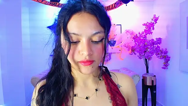 Maddie_T18 - Saliva on tits 💦
