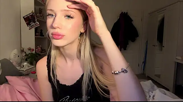 Alicekittyy - change my top