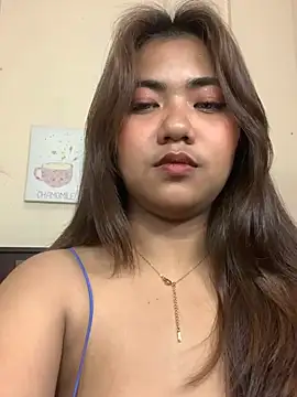 YaraSmith - flashing my boobs ang playing nipple😜💦