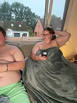 CurvyPaar2 - Bauch zeigen & 2 Videos
