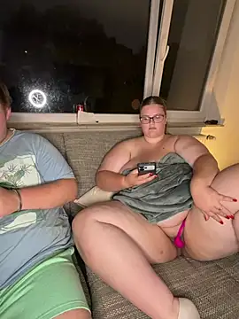 CurvyPaar2 - Bauch zeigen & 2 Videos