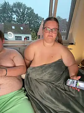 CurvyPaar2 - Bauch zeigen & 2 Videos