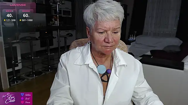 Roxana_brooks - show boobs and wiggle