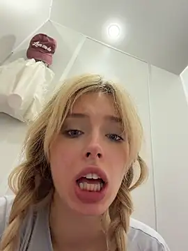 PollyLolly - Sit on your face without pants public WC
