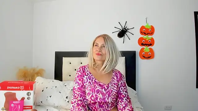 CarolinneFiotti - Suck my nipples and make me happy