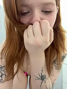 Freaky__Nikki - pussy play in dogy pose with open 🚪