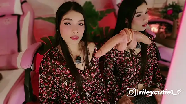 Cutie_Riley - ⭐⭐ spank ass (<3RED)+oil ass an tits ⭐⭐