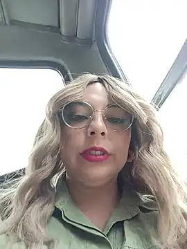 Bela-outdoor - Shows a nipple in public