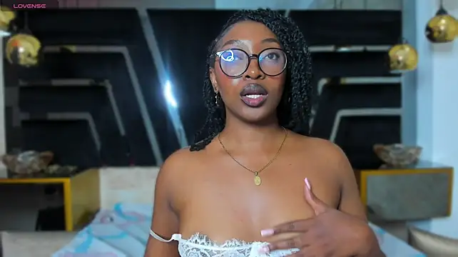 YallianaBrooks - pussy in closeup + consolador