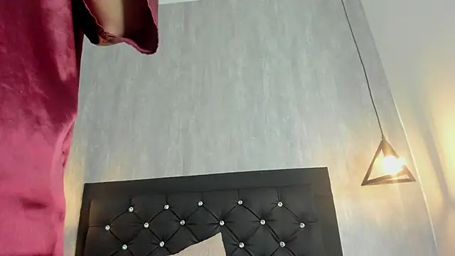 Caroline_daring - Two fingers up the ass