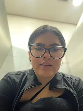 Valenhill@xh - Fuck my pussy in the men's bathroom