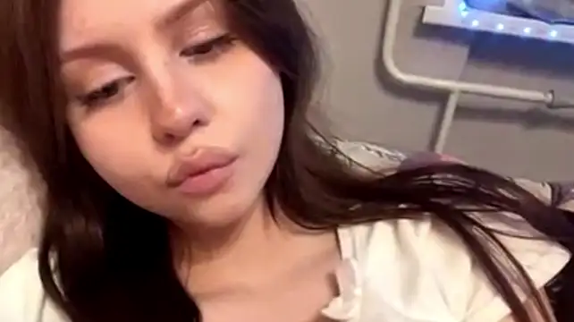 KittyShyy - show my bra color