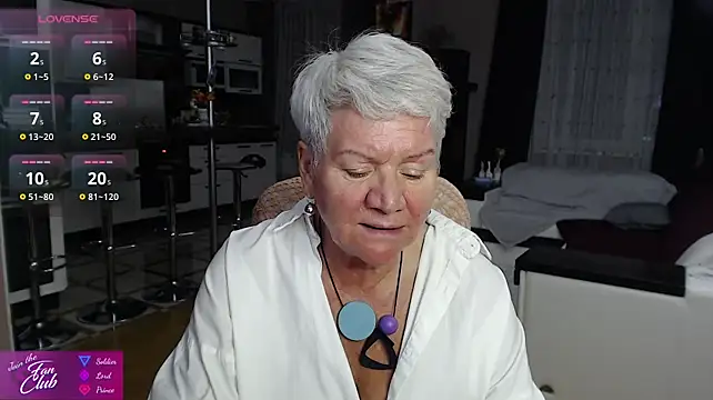 Roxana_brooks - show boobs and wiggle