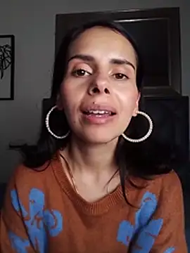 Bianca_Sweetie - Show pussy, rubbing my clit for you