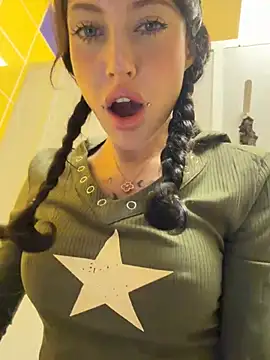 Melissa_crazy - topless walk in aisle of public wc 🤯