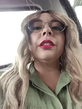 Bela-outdoor - Shows a nipple in public