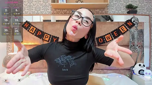 Tara_joii - Spit and rub clit close up