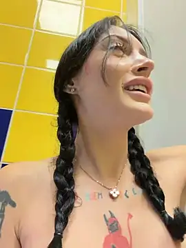Melissa_crazy - move away from door without panties!