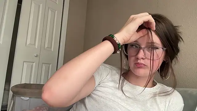 ItsKaylaa - oil my nipples and ass close to cam